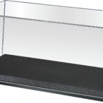 Vitrine de présentation sur socle noir.