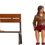 Personnages assis et banc, 3 pièces