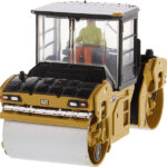 CATERPILLAR CB13 Compacteur à cabine