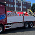 VOLVO FH4 Globetrotter 6x4 combiné porteur et remorque plateau avec grue de chargement