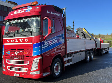 VOLVO FH4 Globetrotter 6x4 combiné porteur et remorque plateau avec grue de chargement – Image 3