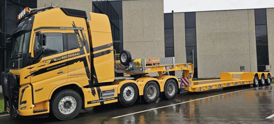 WSI01-4934-RESA VOLVO FH5 Globetrotter XL 8x4 avec remorque porte-engins 3 essieux – Image 1