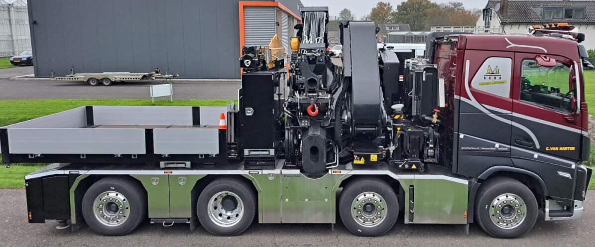 WSI01-4857-RESA VOLVO FH5 Sleeper Cab 8x2 avec ballast box et grue FASSI 1300 – Image 1