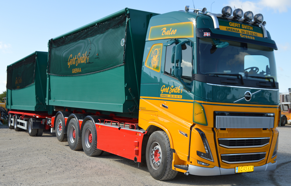 TEKN90041-RESA VOLVO FH05 Globetrotter 8x4 combiné porteur et remorque ampliroll avec containers 40m3 – Image 1