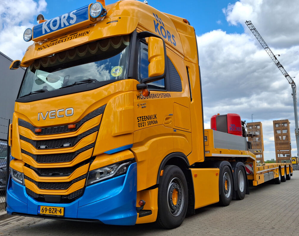 WSI01-5053-RESA IVECO S-WAY High 6x2 avec remorque porte-engins à rampes 3 essieux – Image 1
