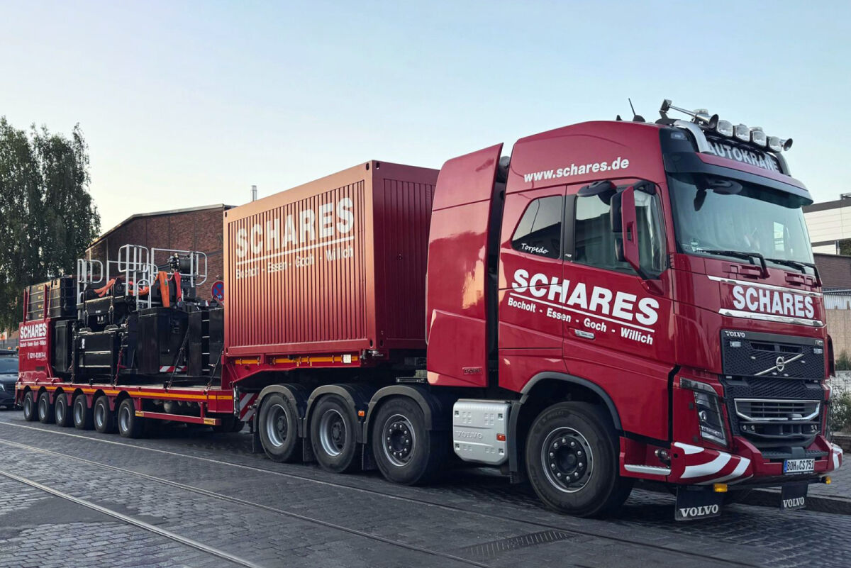 WSI01-5098-RESA VOLVO FH4 Globetrotter 8x4 avec remorque porte-engins 6 essieux et container 10 pieds – Image 1
