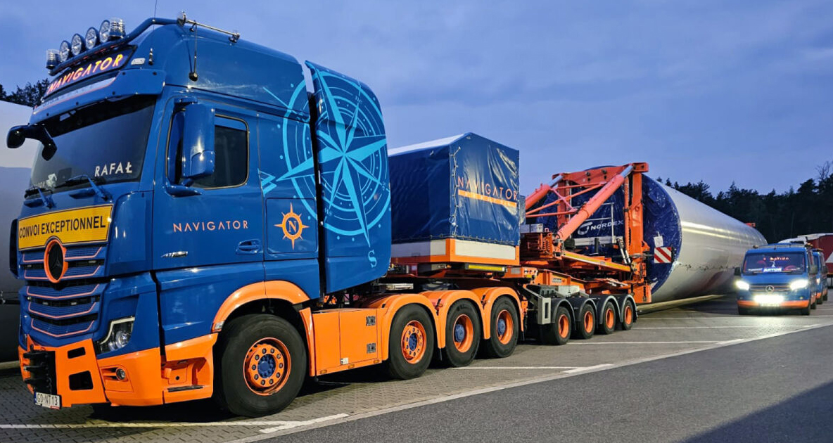 WSI01-4561-RESA MERCEDES Actros GigaSpace 8x4 avec remorque porte-eoliennes 4 essieux – Image 1