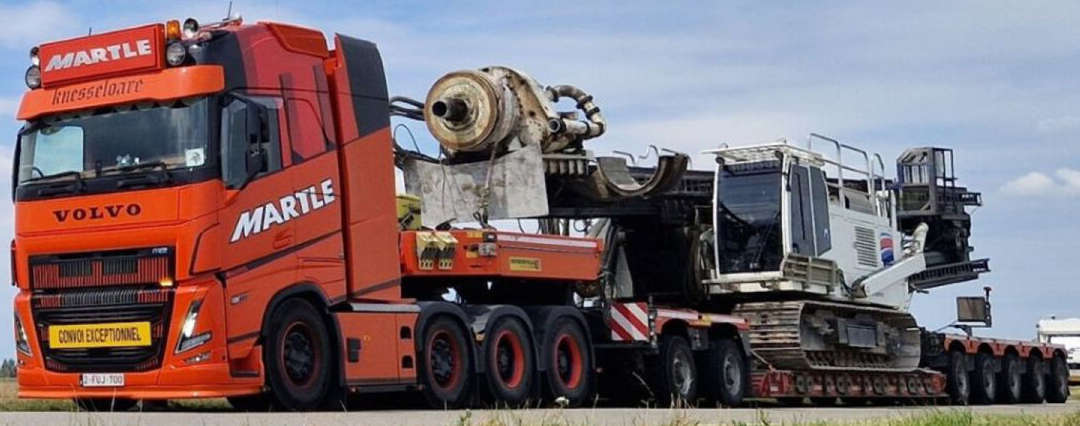 WSI01-5052-RESA VOLVO FH5 Globetrotter XL 8x4 avec remorque porte-engins 2+5 essieux – Image 1