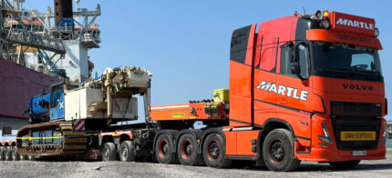 VOLVO FH5 Globetrotter XL 8x4 avec remorque porte-engins 2+5 essieux – Image 3