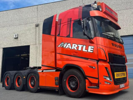 VOLVO FH5 Globetrotter XL 8x4 avec remorque porte-engins 2+5 essieux – Image 6