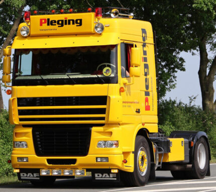 DAF XF95 Space Cab 4x2 avec remorque porte-engins 3 essieux – Image 2