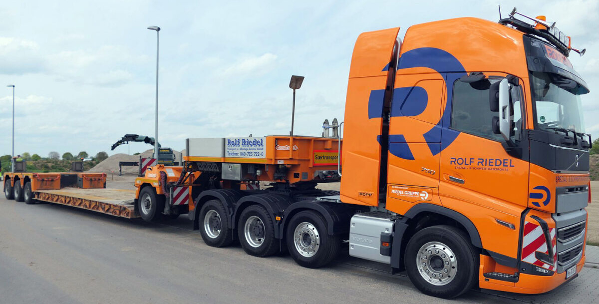 WSI01-5055-RESA VOLVO FH5 Globetrotter XL 8x4 avec remorque porte-engins 1+3 essieux – Image 1