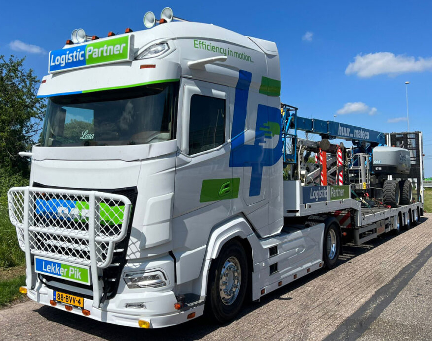WSI01-5076-RESA DAF XG+ 4x2 avec remorque porte-engins 3 essieux – Image 1