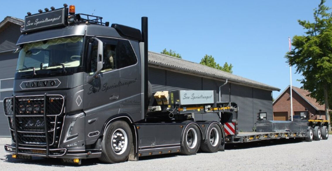 WSI01-5125-RESA VOLVO FH5 Sleeper Cab 6x4 avec remorque porte-engins 3 essieux – Image 1