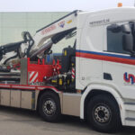 SCANIA R Normal 8x2 porteur plateau avec grue FASSI  1100