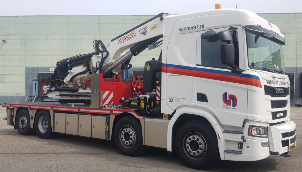 WSI01-5197-RESA SCANIA R Normal 8x2 porteur plateau avec grue FASSI 1100 – Image 1