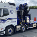 VOLVO FH5 Globetrotter 8x2 porteur plateau avec grue FASSI 1100
