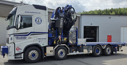 VOLVO FH5 Globetrotter 8x2 porteur plateau avec grue FASSI 1100 – Image 4