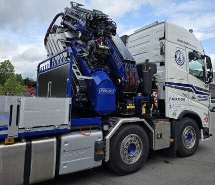 VOLVO FH5 Globetrotter 8x2 porteur plateau avec grue FASSI 1100 – Image 5
