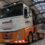 VOLVO FH Aero 8x2 porteur plateau avec grue FASSI 1100