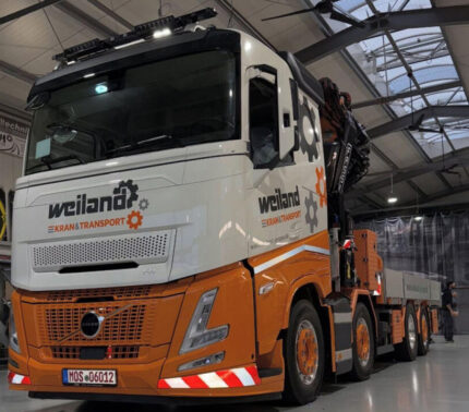 VOLVO FH Aero 8x2 porteur plateau avec grue FASSI 1100