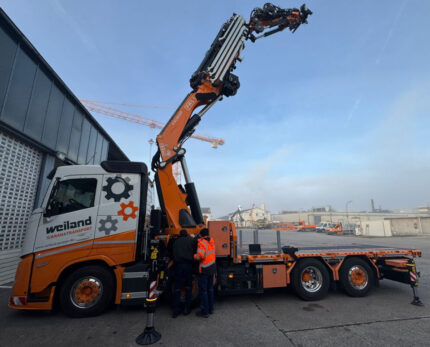 VOLVO FH Aero 8x2 porteur plateau avec grue FASSI 1100 – Image 2