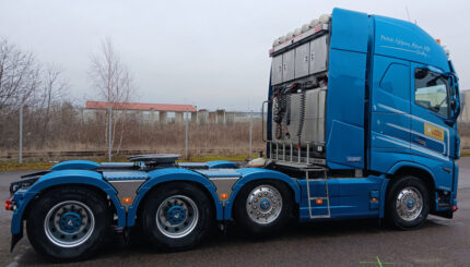 VOLVO FH5 Globetrotter XL 8x4 avec remorque porte-engins à rampes 5 essieux – Image 2