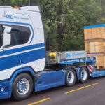 SCANIA R Highline 6x2 avec remorque porte-engins 2 essieux avec caisse en bois