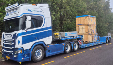 SCANIA R Highline 6x2 avec remorque porte-engins 2 essieux avec caisse en bois